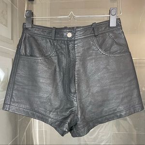 😍 Gorgeous leather high waisted shorts!!